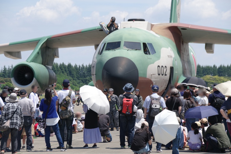入間基地ランウェイウォーク2024:C-1輸送機との綱引き